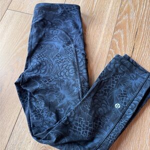 lululemon athletica Black dark blue Floral Cropped Pants leggings size 4